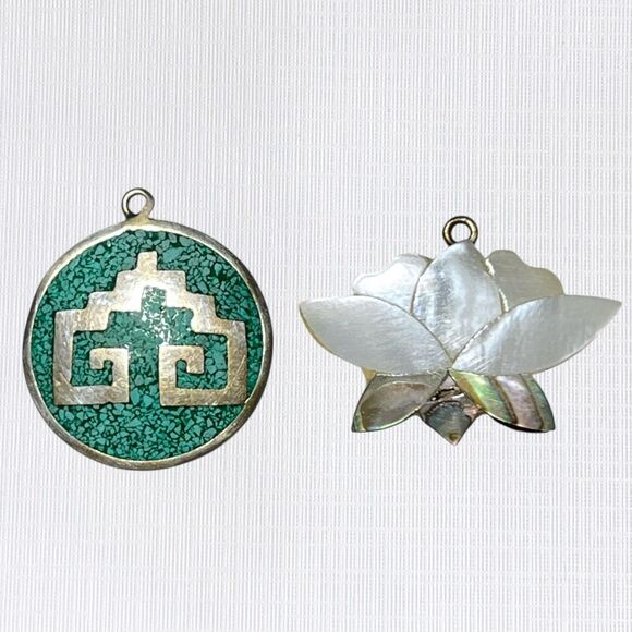 VTG Alpaca Mexico Pendant Charms Round Stone Chip Inlay Flower Mother of Pearl - Picture 1 of 6
